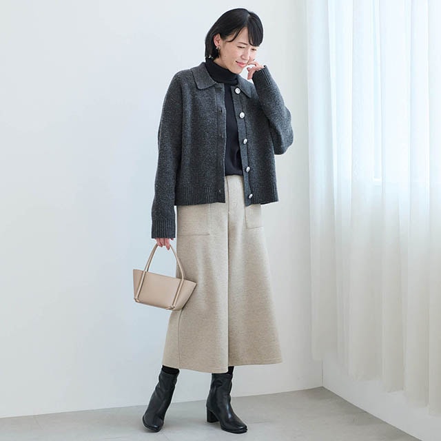 ボタンをあけて抜け感のある大人なスタイリングに