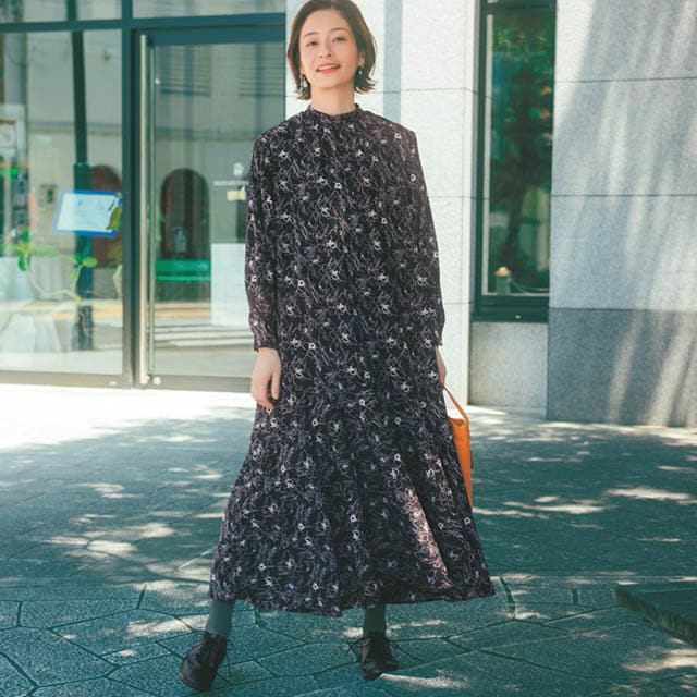 一枚で着映える上品な総柄プリントワンピース