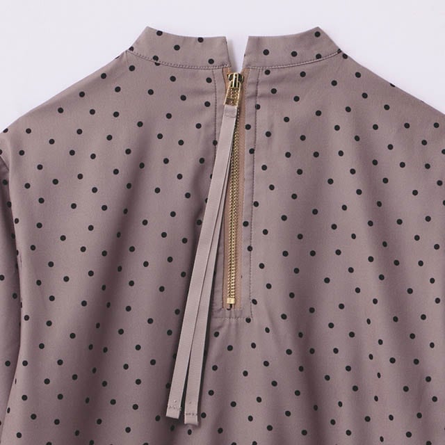 後ろファスナーに、着脱がラクな長めのグログランテープ付き