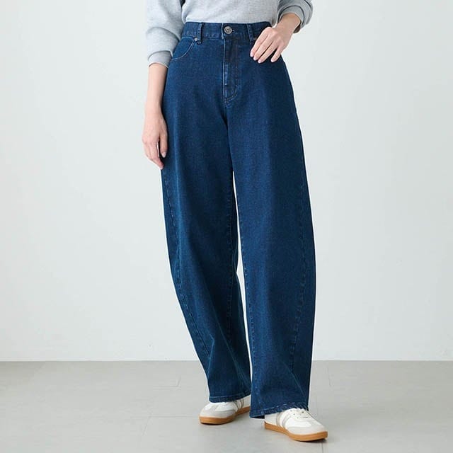 太ももから裾にかけて緩やかにカーブを描くような、丸みのあるシルエットが特徴