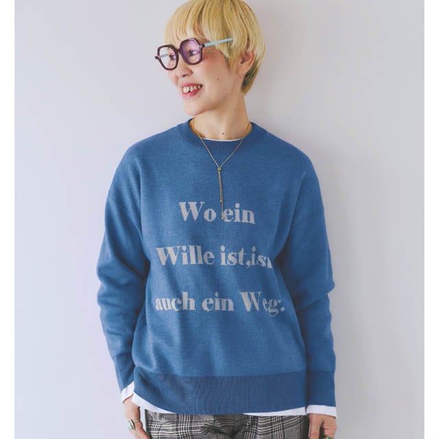 カジュアルすぎずに着られる大人の抜け感ロゴニット