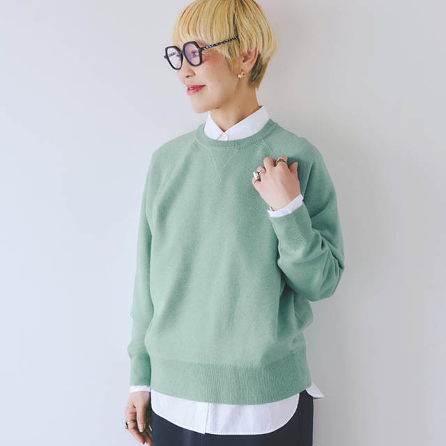 スウェットが苦手な人におすすめの華やかカラーのニット