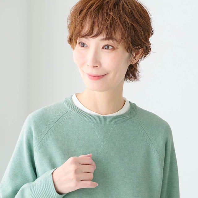 襟元のガゼットがスウェットぽさを表現