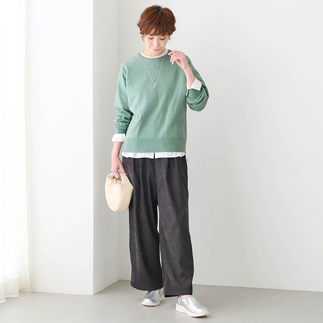 どんなボトムにも合わせやすいシンプルデザイン