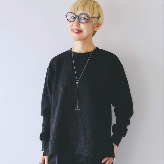 スウェットライクなラフさ+上品さで、一枚でオシャレが決まる万能トップス