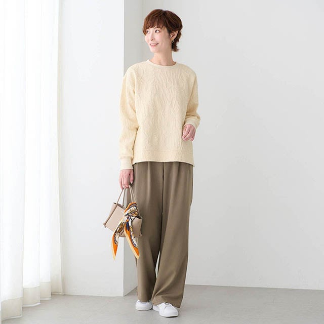 柄入りだからモノトーンでも華やかに