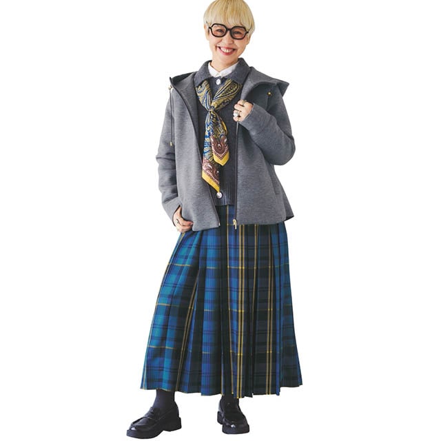 パッと目を引く鮮やかなブルーが華やかなプリーツスカート