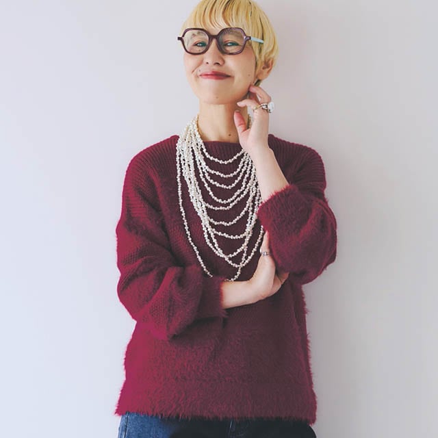 ふんわりとしたフェザー調の編地をボーダー柄に切替えた華やかなニット