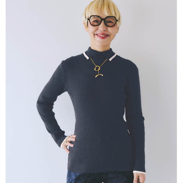 ポロシャツのような小さな襟が施されたきちんと感のあるリブニット