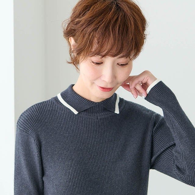 杢チャコールは襟の白い縁取りがアクセントに
