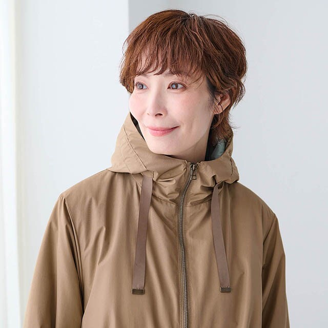 ファスナーを上まで留めればネックが立ち上がり、首元を暖かくカバー