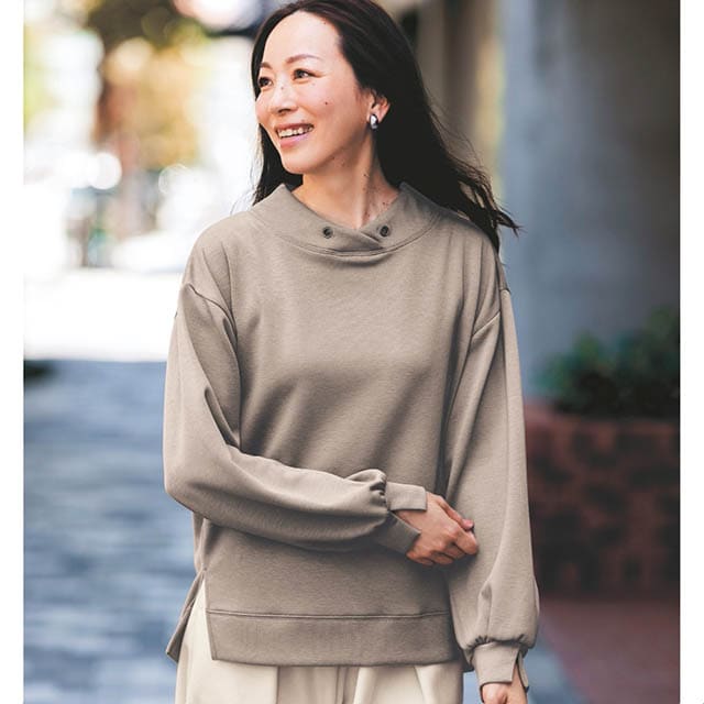 ツヤ感のあるきれいめダンボール素材が上品な印象のプルオーバー