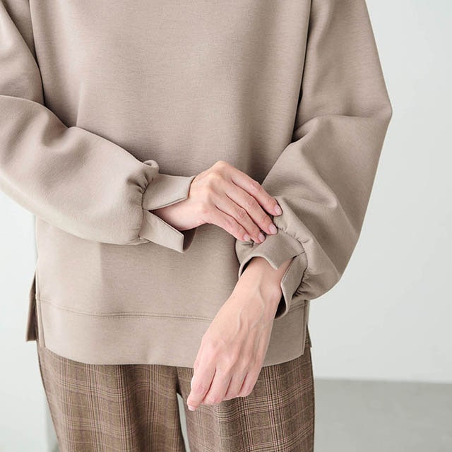 袖口は腕まくりもしやすいスリット入りデザイン