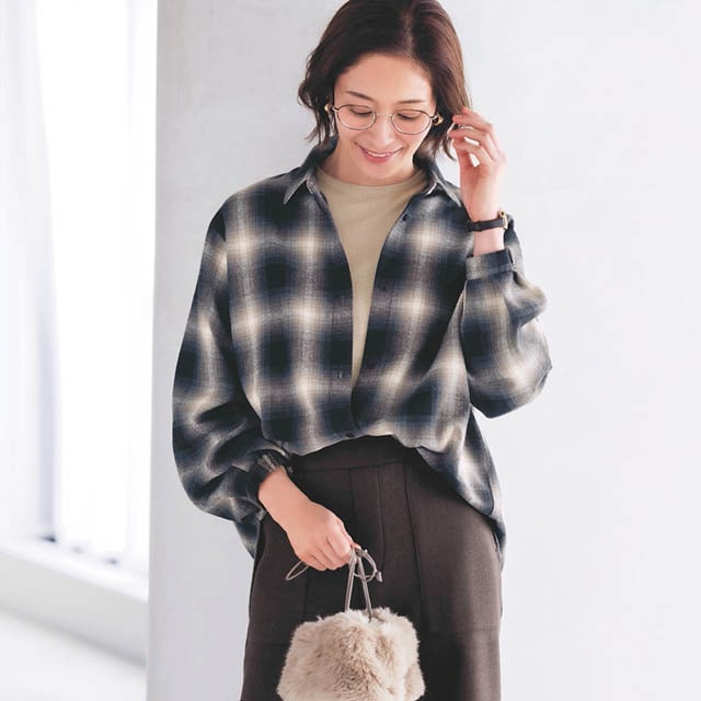 襟をやや抜き気味に着てこなれ感アップ！やわらか起毛のチェックシャツ