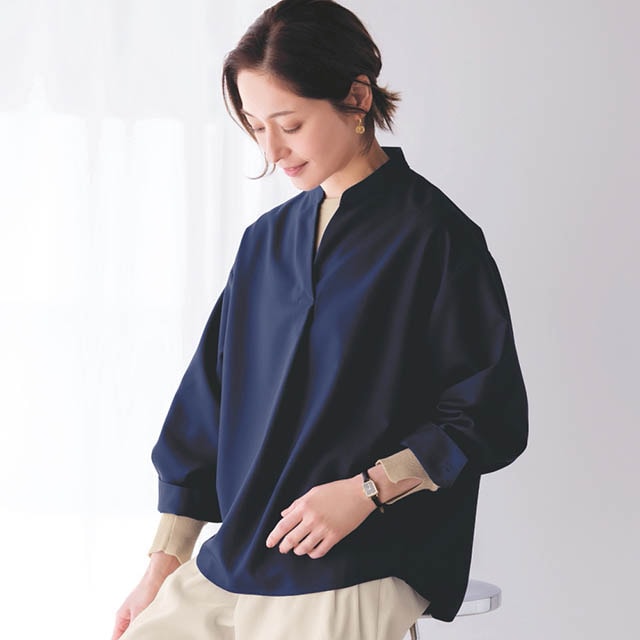 抜け感のある襟元がほどよくカジュアルな印象を演出するスキッパーシャツ