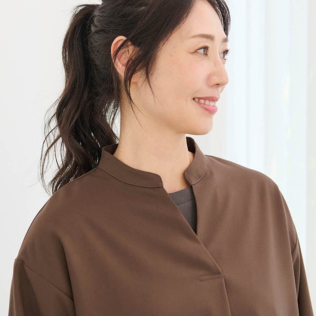 首まわりに抜け感を生むスキッパーデザイン