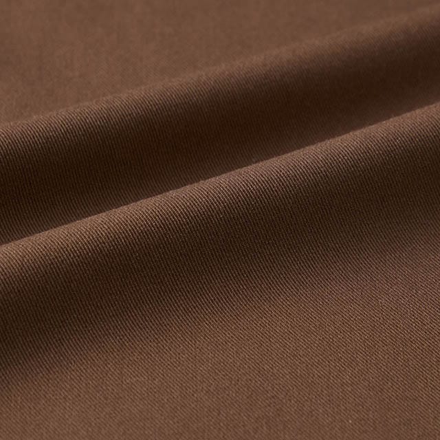 シワが気になりにくく、やや光沢感とハリ感のあるツイル素材