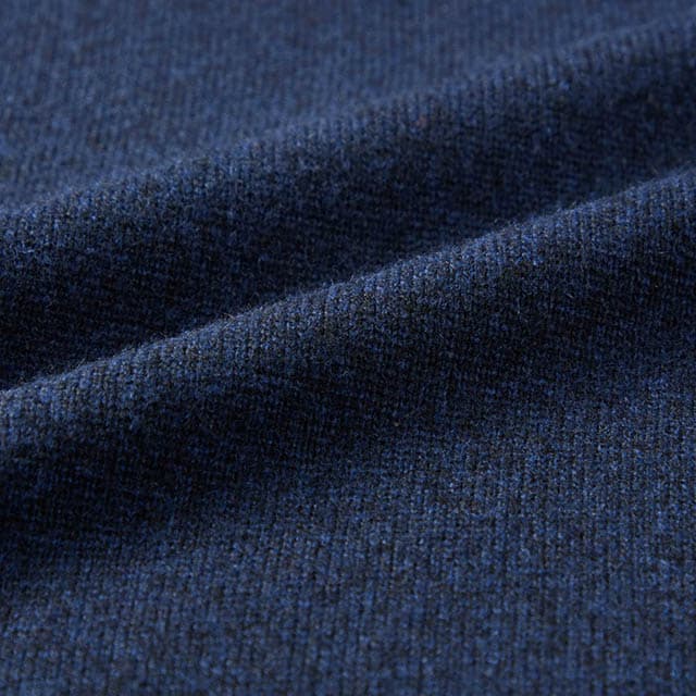 軽やかに仕上げた総針編みのニット