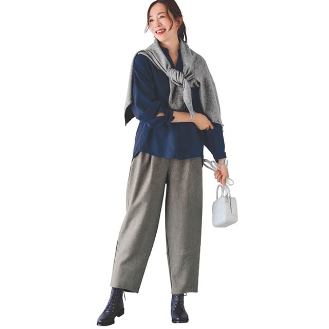 オシャレで体型カバーもできるコクーンパンツをすらっと脚長デザインで