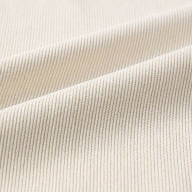 光沢感のある細うねのコーデュロイ素材