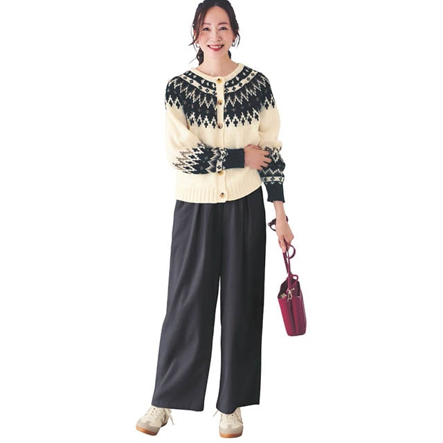 もたつき感なく上品見え！抜け感コーデが完成するコーデュロイワイドパンツ