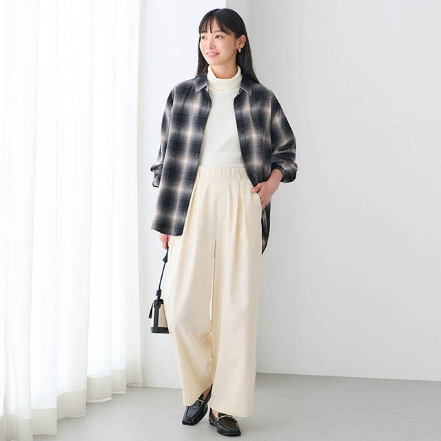 タック入りですっきり見えながらもラクな着心地を両立