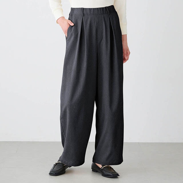 軽めのコーデュロイ素材で着ぶくれせず上品に着こなせる