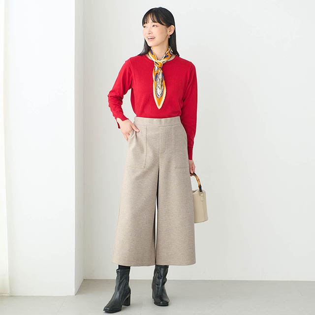 脚のラインを拾わないワイドシルエット