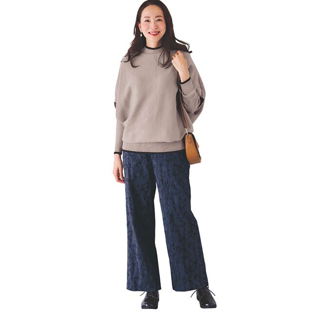 品のよいネイビーで総柄でも上品に着こなせるジャカードワイドパンツ