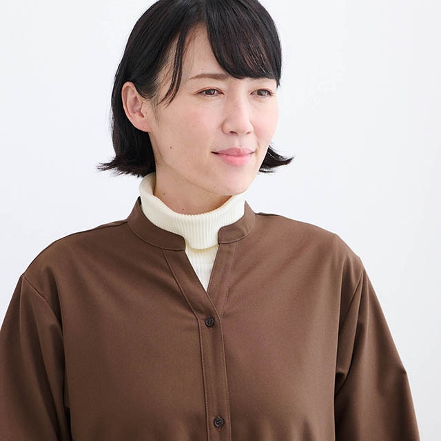 シンプルなバンドカラーで首元すっきり