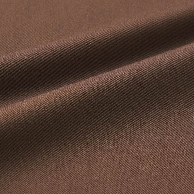 ほのかな光沢感のあるツイル素材できれい見え。シワも目立ちにくいのがうれしい