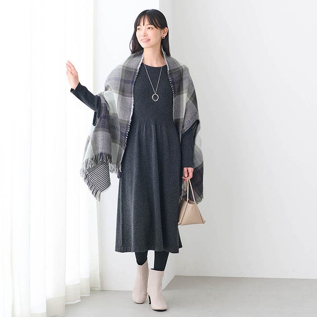 シンプルなリブワンピースは1枚でもレイヤードでも活躍