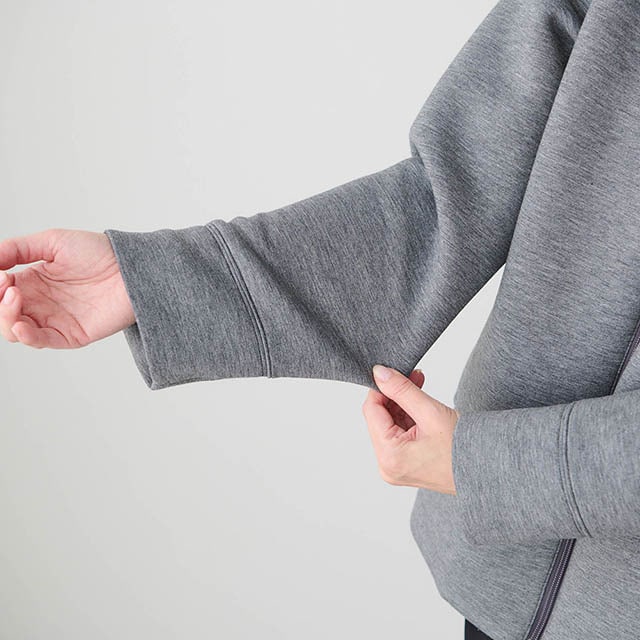 ほどよいストレッチ素材で軽い着心地