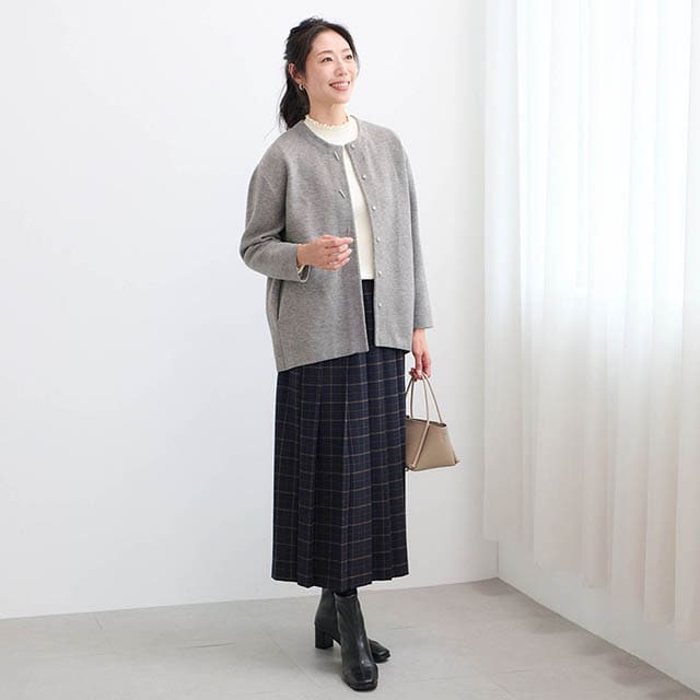 クルーネック仕様でカーディガン感覚でも使いやすい