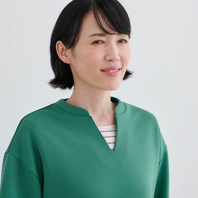 抜け感のあるキーネックがポイント