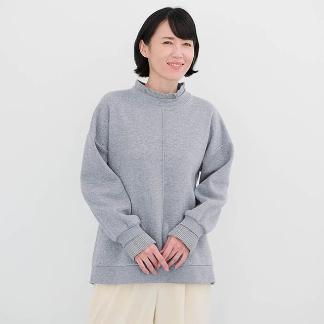 前後中央にピンタックを入れてすっきりとした印象に