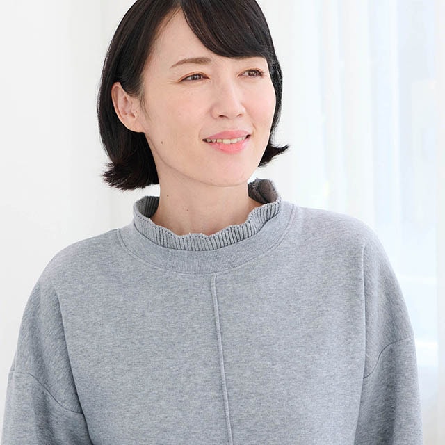 襟ぐりと袖口のリブニットが小粋なアクセントに