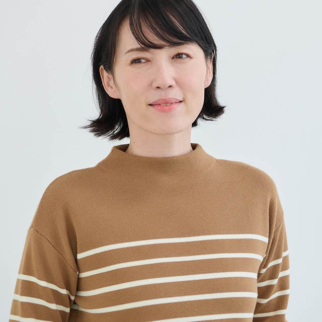 気になる首元をカバーするモックネックデザイン