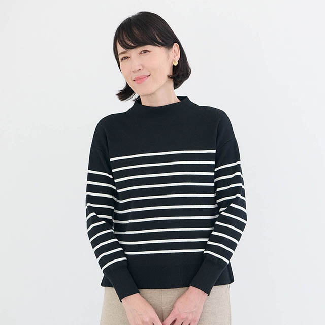 無地の襟元・袖口・裾が全体を引き締め、顔まわりをすっきり見せる