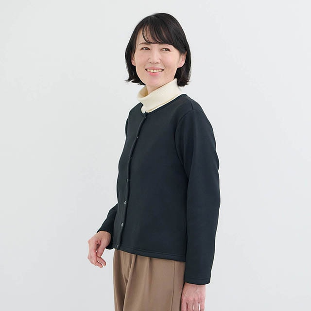 ほどよいサイズ感で1枚で着るにはもちろん中にブラウスやタートルネックを合わせても◎