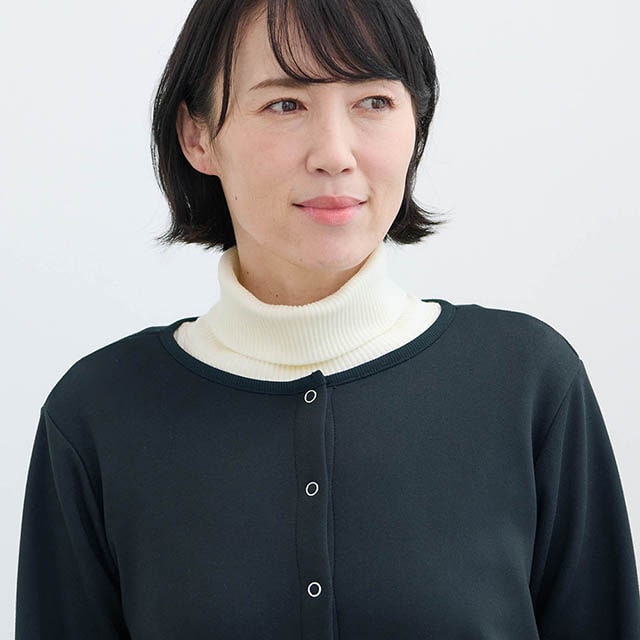 着やすいクルーネックデザインとリングスナップボタン開閉が今っぽい