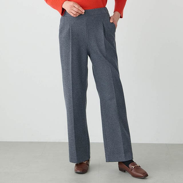 裾に向かってすとんと落ちるワイドシルエット