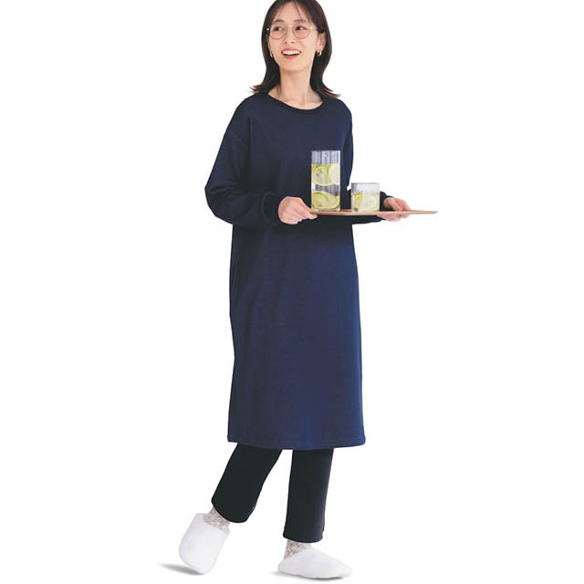 シンプルだからこそニットやチュニック、ワンピースとの相性はバッチリ