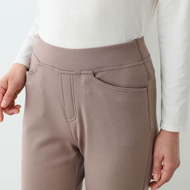 ウエストは太幅の総ゴム仕様でラクチン