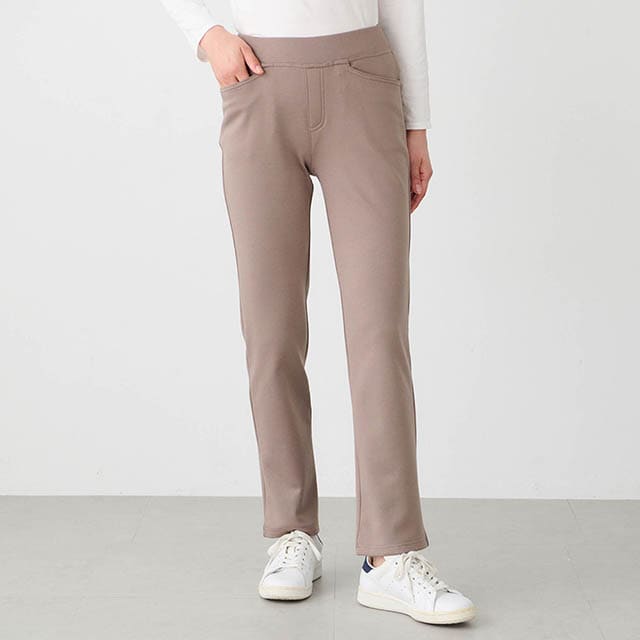 心地よいぬくもりをキープしつつすっきりと美しいストレートシルエット