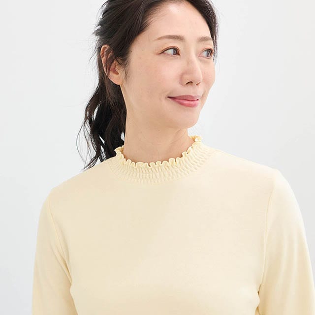 重ねたときに見えても可愛い首元のシャーリングデザイン