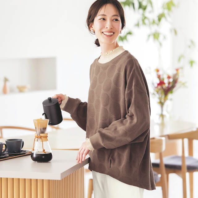 表情豊かなドットが映えるゆったりシルエットのプルオーバー