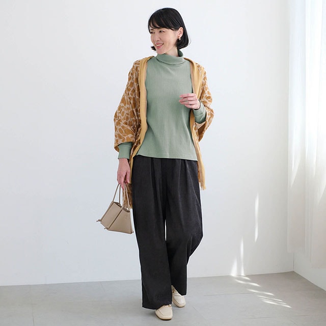 少しゆとりのあるサイズ感で体にフィットしすぎずボディラインを拾いにくい