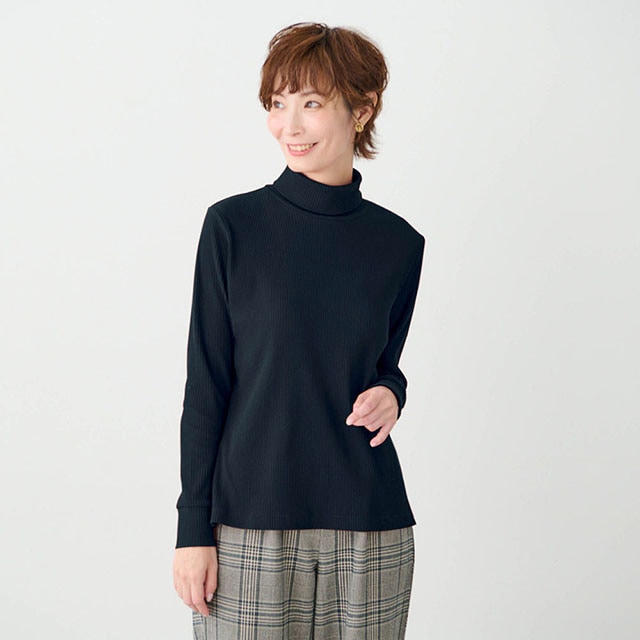 シンプルで着まわししやすいタートルネックデザイン
