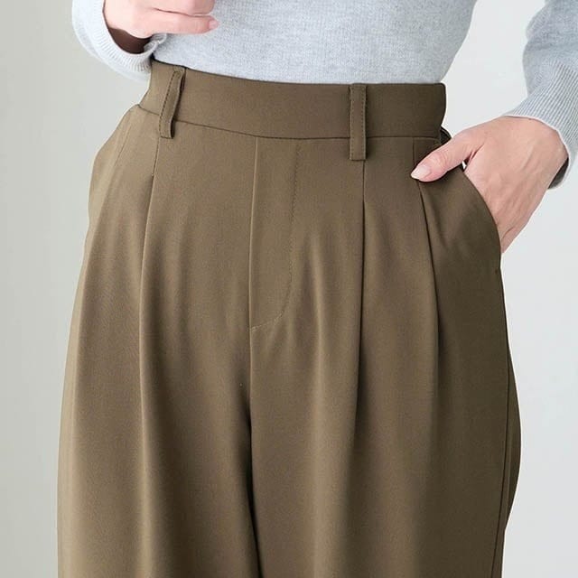 おなか周りをすっきり見せるダブルタック入りでさりげなく体型カバー